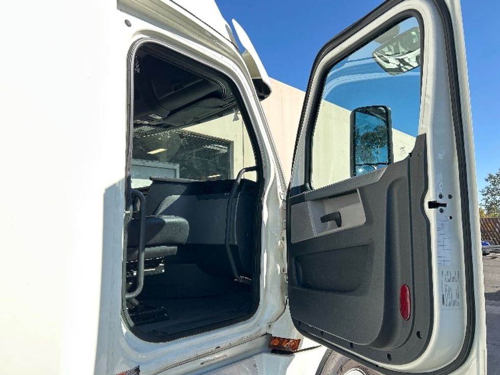 Sleeper Tractor-Heavy Duty Tractors-Freightliner-2019-T12664ST-Fontana-CA-530,912\n\t\tmiles-$ 64,500 - Image 13