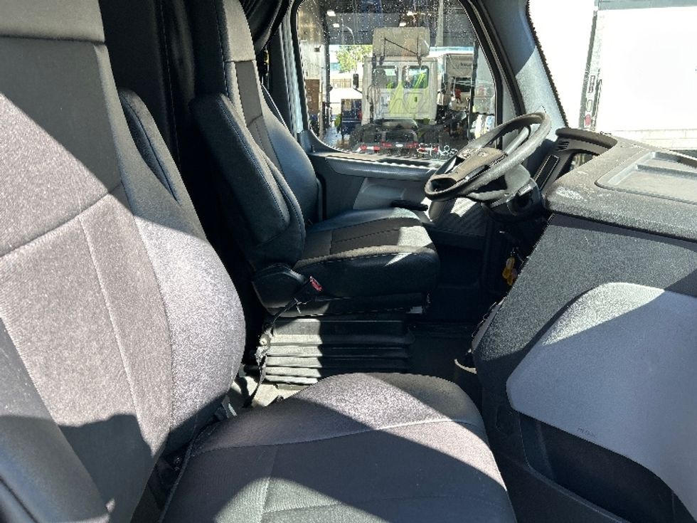 Sleeper Tractor-Heavy Duty Tractors-Freightliner-2019-T12664ST-Fontana-CA-530,912\n\t\tmiles-$ 64,500 - Image 14