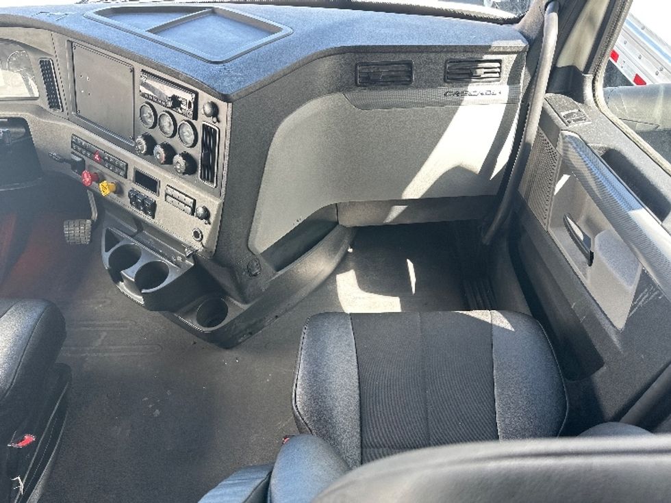 Sleeper Tractor-Heavy Duty Tractors-Freightliner-2019-T12664ST-Fontana-CA-530,912\n\t\tmiles-$ 64,500 - Image 15