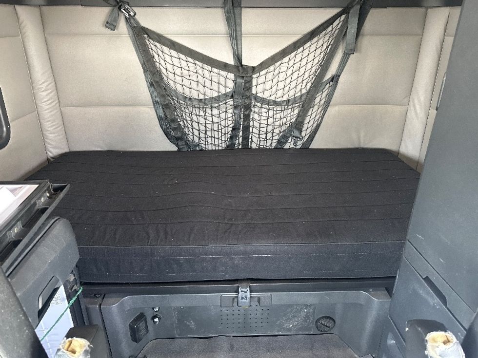 Sleeper Tractor-Heavy Duty Tractors-Freightliner-2019-T12664ST-Fontana-CA-530,912\n\t\tmiles-$ 64,500 - Image 16