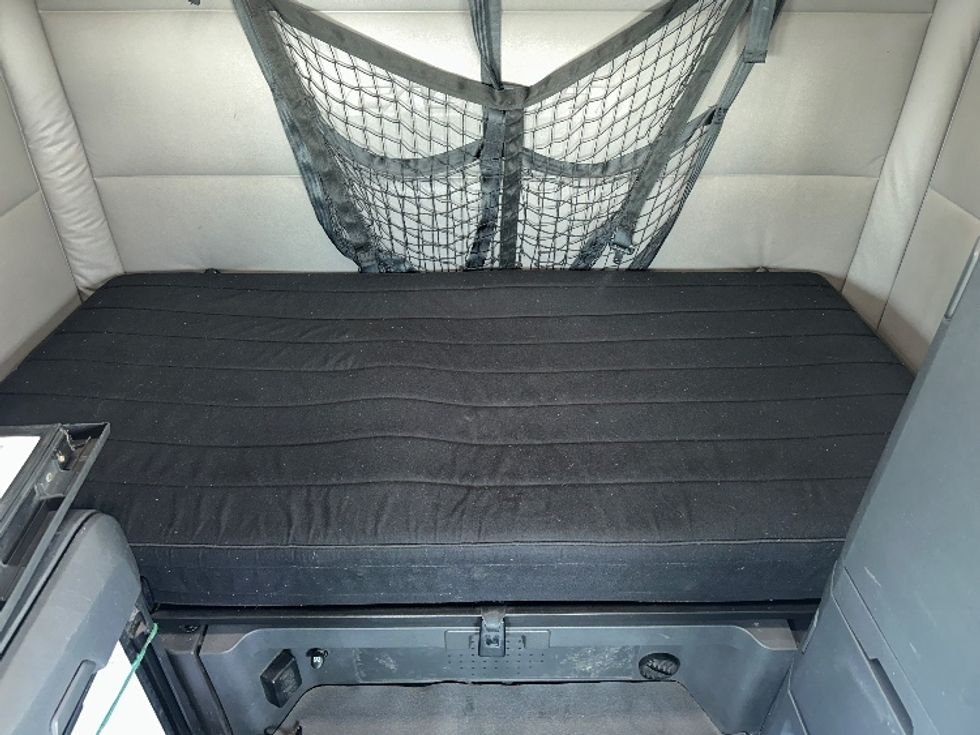 Sleeper Tractor-Heavy Duty Tractors-Freightliner-2019-T12664ST-Fontana-CA-530,912\n\t\tmiles-$ 64,500 - Image 17