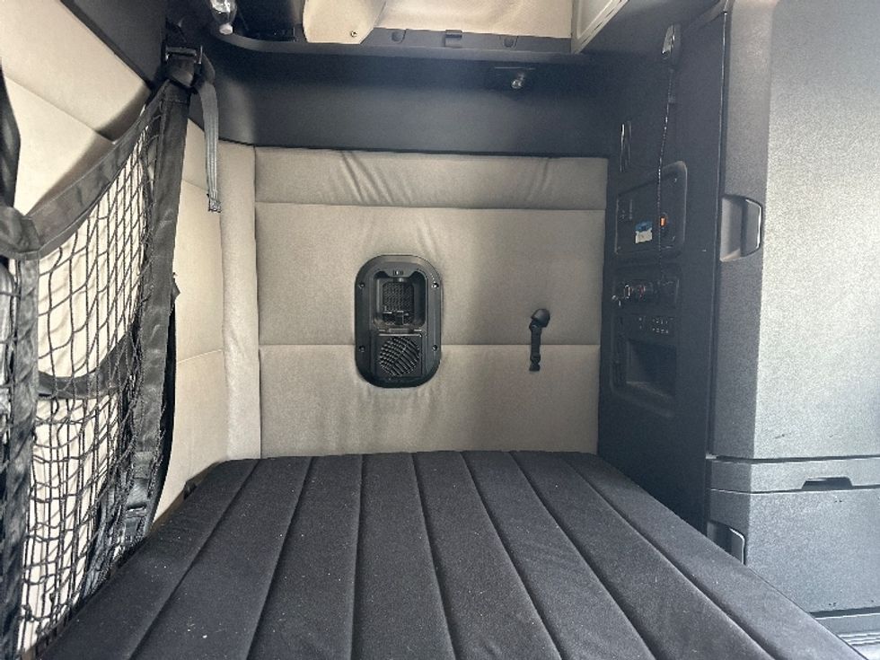 Sleeper Tractor-Heavy Duty Tractors-Freightliner-2019-T12664ST-Fontana-CA-530,912\n\t\tmiles-$ 64,500 - Image 18