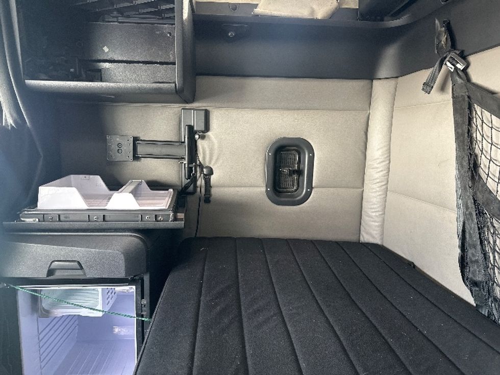 Sleeper Tractor-Heavy Duty Tractors-Freightliner-2019-T12664ST-Fontana-CA-530,912\n\t\tmiles-$ 64,500 - Image 19