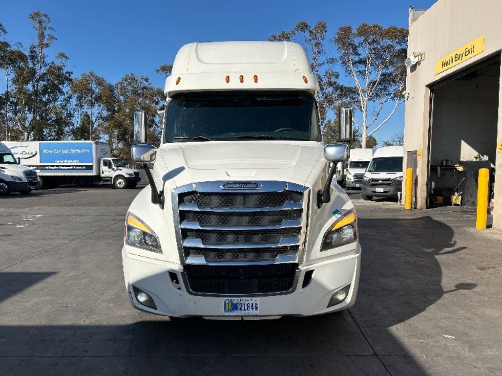 Sleeper Tractor-Heavy Duty Tractors-Freightliner-2019-T12664ST-Fontana-CA-530,912\n\t\tmiles-$ 64,500 - Image 2