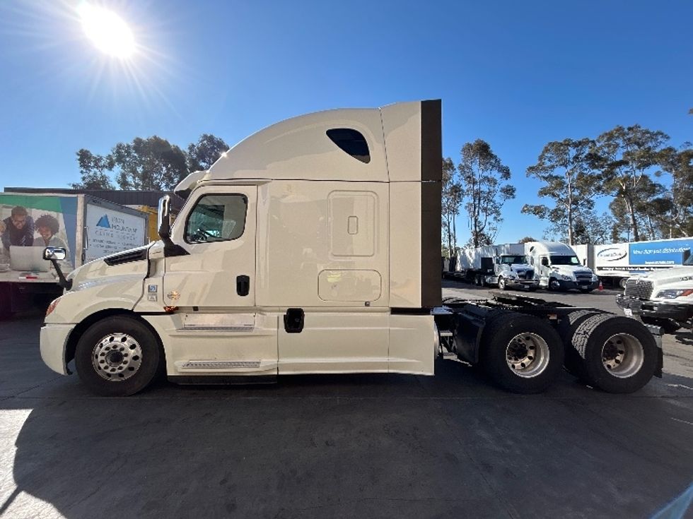 Sleeper Tractor-Heavy Duty Tractors-Freightliner-2019-T12664ST-Fontana-CA-530,912\n\t\tmiles-$ 64,500 - Image 4