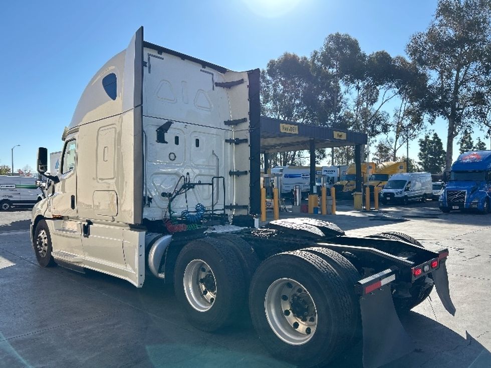 Sleeper Tractor-Heavy Duty Tractors-Freightliner-2019-T12664ST-Fontana-CA-530,912\n\t\tmiles-$ 64,500 - Image 5