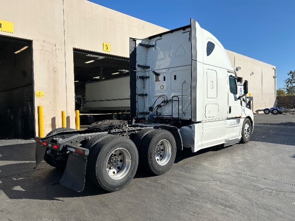 Sleeper Tractor-Heavy Duty Tractors-Freightliner-2019-T12664ST-Fontana-CA-530,912\n\t\tmiles-$ 64,500 - Image 7