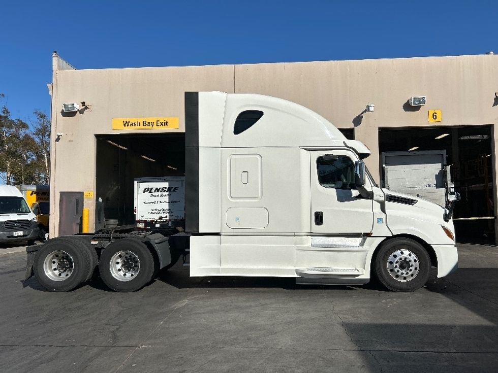 Sleeper Tractor-Heavy Duty Tractors-Freightliner-2019-T12664ST-Fontana-CA-530,912\n\t\tmiles-$ 64,500 - Image 8