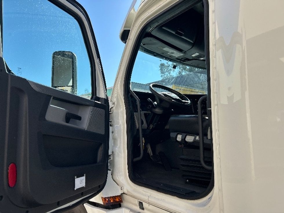 Sleeper Tractor-Heavy Duty Tractors-Freightliner-2019-T12664ST-Fontana-CA-530,912\n\t\tmiles-$ 64,500 - Image 9