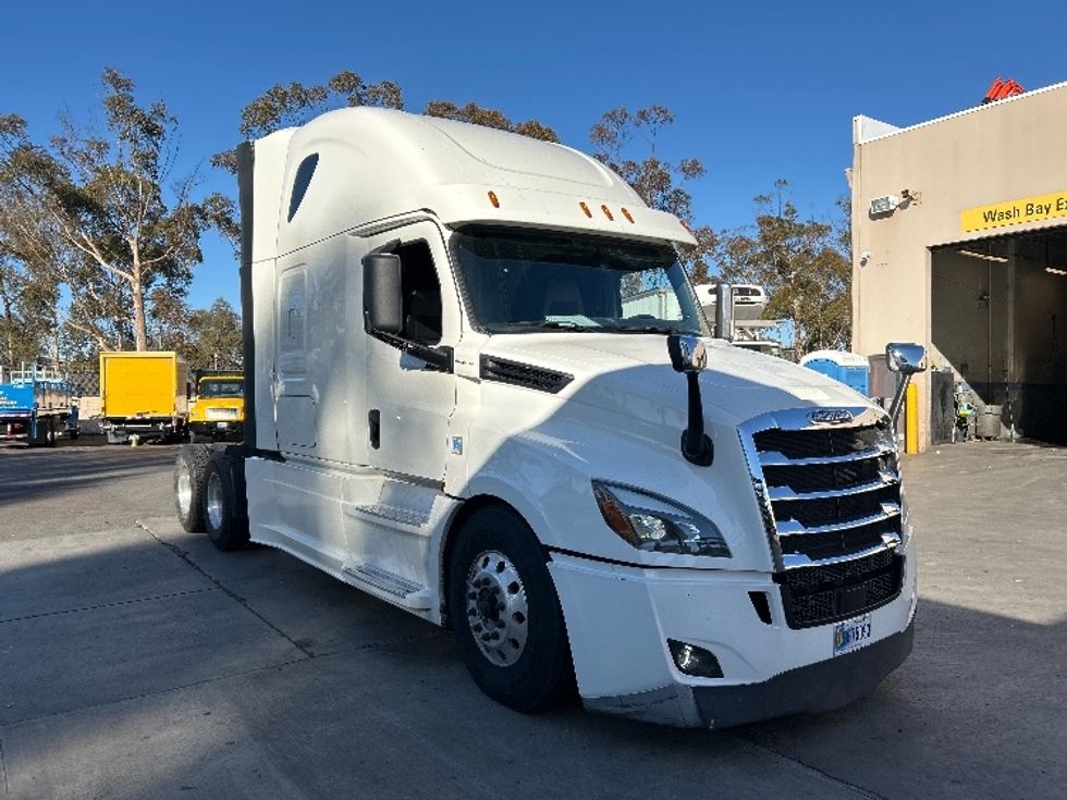 Sleeper Tractor-Heavy Duty Tractors-Freightliner-2019-T12664ST-Fontana-CA-539,274\n\t\tmiles-$ 64,000 - Image 1