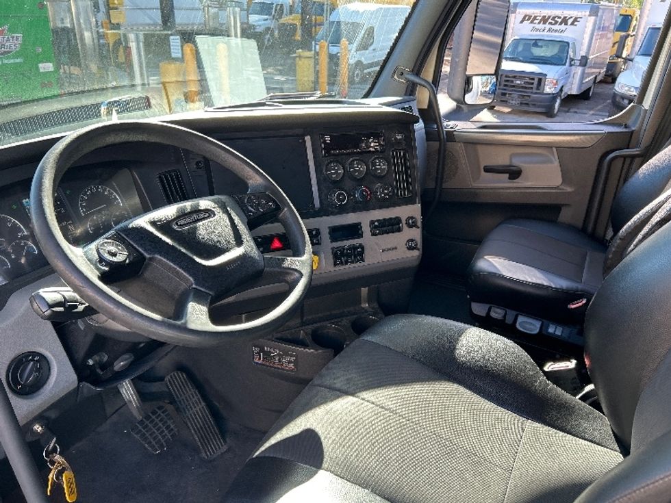 Sleeper Tractor-Heavy Duty Tractors-Freightliner-2019-T12664ST-Fontana-CA-539,274\n\t\tmiles-$ 64,000 - Image 10
