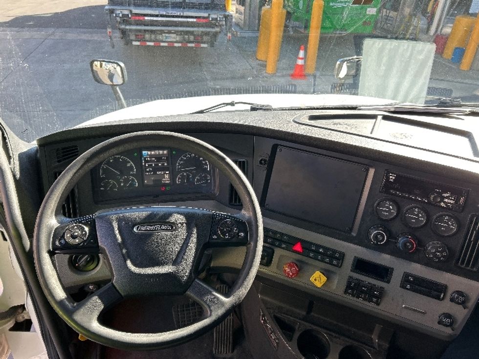 Sleeper Tractor-Heavy Duty Tractors-Freightliner-2019-T12664ST-Fontana-CA-539,274\n\t\tmiles-$ 64,000 - Image 11