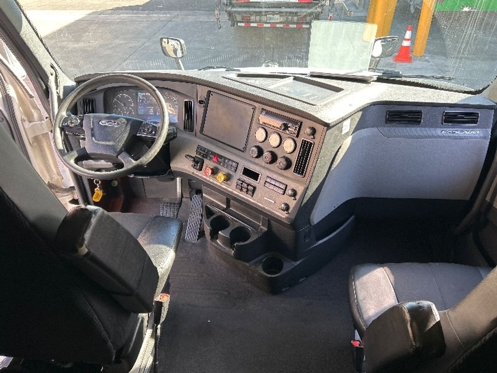 Sleeper Tractor-Heavy Duty Tractors-Freightliner-2019-T12664ST-Fontana-CA-539,274\n\t\tmiles-$ 64,000 - Image 12