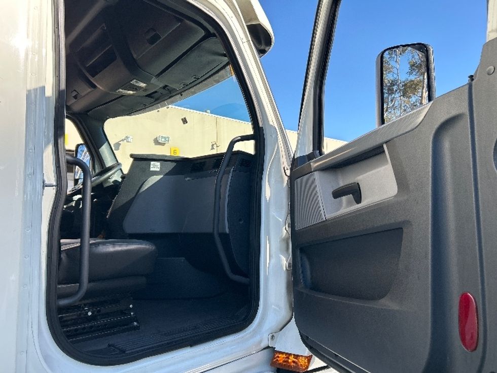 Sleeper Tractor-Heavy Duty Tractors-Freightliner-2019-T12664ST-Fontana-CA-539,274\n\t\tmiles-$ 64,000 - Image 13