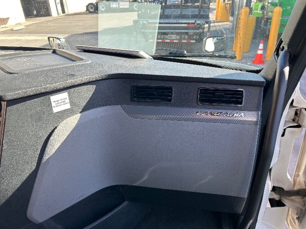 Sleeper Tractor-Heavy Duty Tractors-Freightliner-2019-T12664ST-Fontana-CA-539,274\n\t\tmiles-$ 64,000 - Image 14