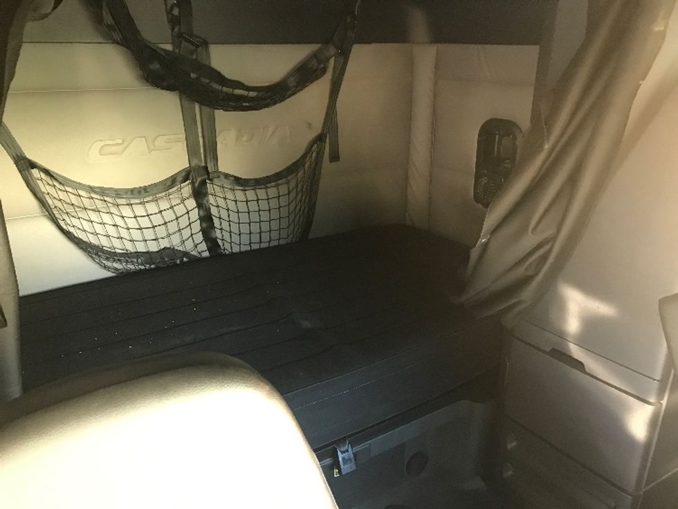 Sleeper Tractor-Heavy Duty Tractors-Freightliner-2019-T12664ST-Fontana-CA-539,274\n\t\tmiles-$ 64,000 - Image 16