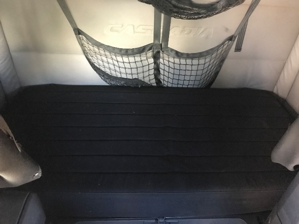 Sleeper Tractor-Heavy Duty Tractors-Freightliner-2019-T12664ST-Fontana-CA-539,274\n\t\tmiles-$ 64,000 - Image 17