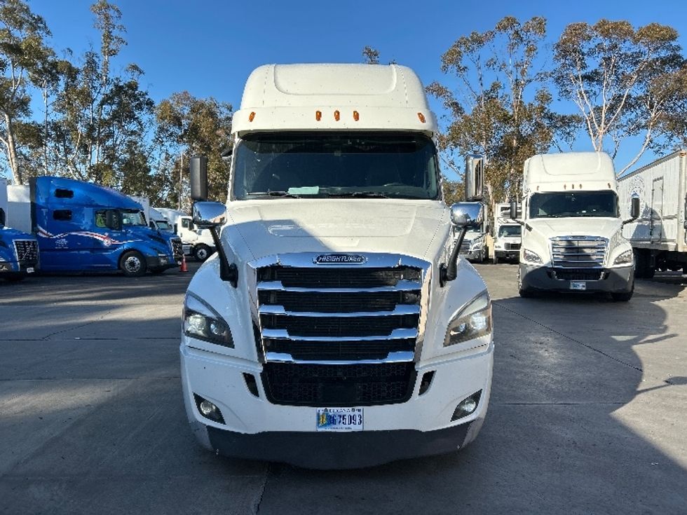 Sleeper Tractor-Heavy Duty Tractors-Freightliner-2019-T12664ST-Fontana-CA-539,274\n\t\tmiles-$ 64,000 - Image 2
