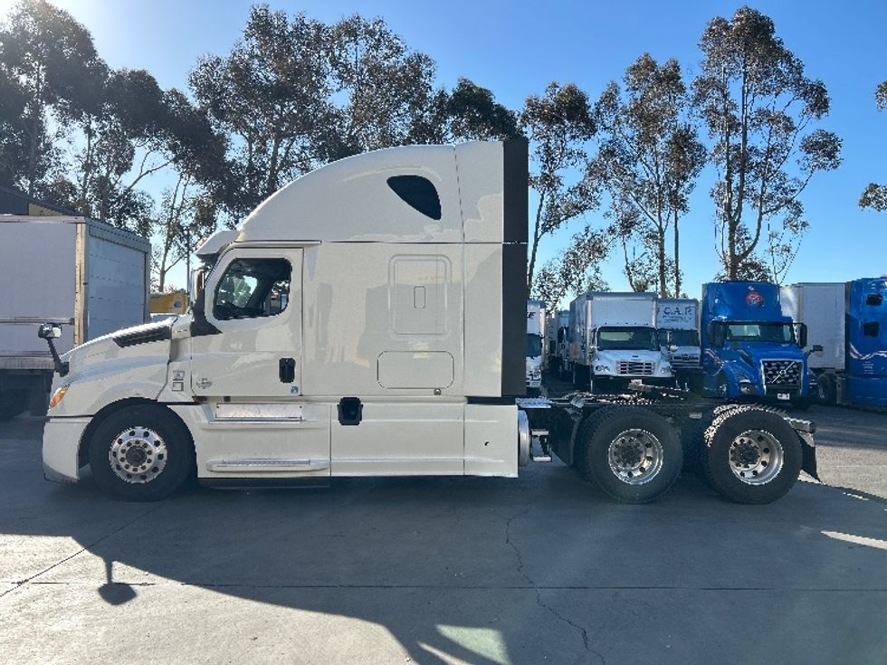 Sleeper Tractor-Heavy Duty Tractors-Freightliner-2019-T12664ST-Fontana-CA-539,274\n\t\tmiles-$ 64,000 - Image 4