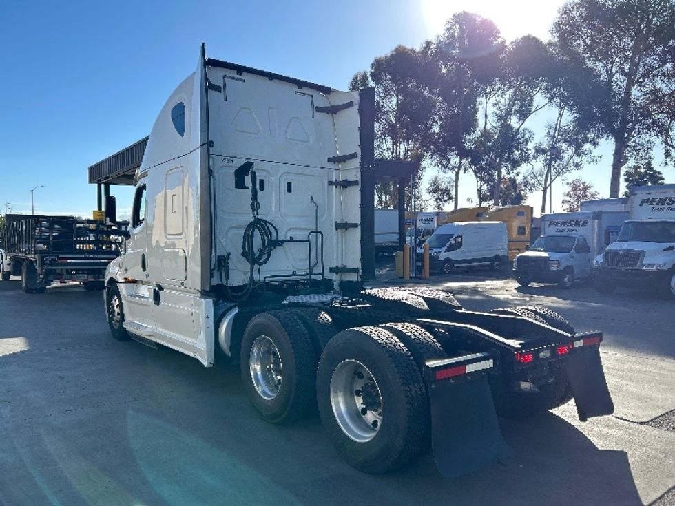 Sleeper Tractor-Heavy Duty Tractors-Freightliner-2019-T12664ST-Fontana-CA-539,274\n\t\tmiles-$ 64,000 - Image 5