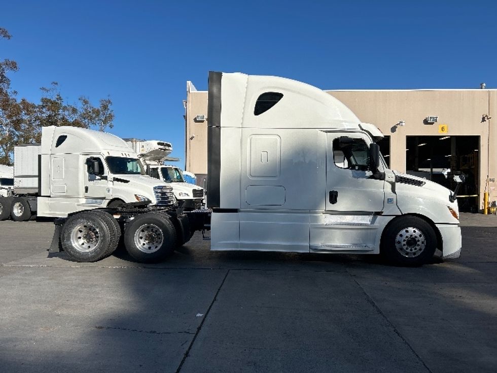 Sleeper Tractor-Heavy Duty Tractors-Freightliner-2019-T12664ST-Fontana-CA-539,274\n\t\tmiles-$ 64,000 - Image 8
