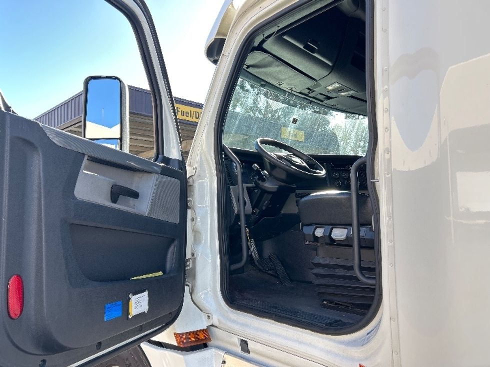 Sleeper Tractor-Heavy Duty Tractors-Freightliner-2019-T12664ST-Fontana-CA-539,274\n\t\tmiles-$ 64,000 - Image 9