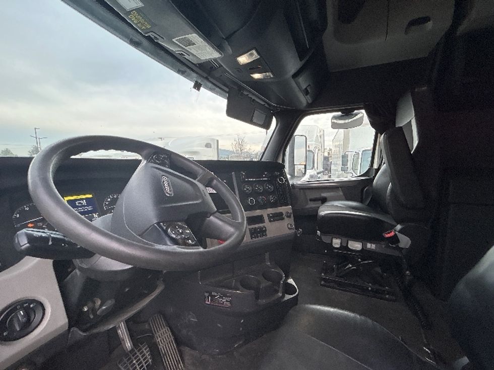 Sleeper Tractor-Heavy Duty Tractors-Freightliner-2019-T12664ST-Fontana-CA-540,465\n\t\tmiles-$ 57,250 - Image 10