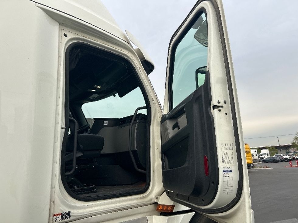 Sleeper Tractor-Heavy Duty Tractors-Freightliner-2019-T12664ST-Fontana-CA-540,465\n\t\tmiles-$ 57,250 - Image 13