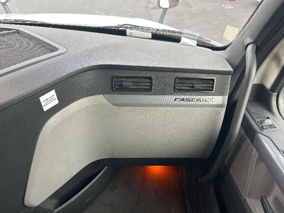 Sleeper Tractor-Heavy Duty Tractors-Freightliner-2019-T12664ST-Fontana-CA-540,465\n\t\tmiles-$ 57,250 - Image 14