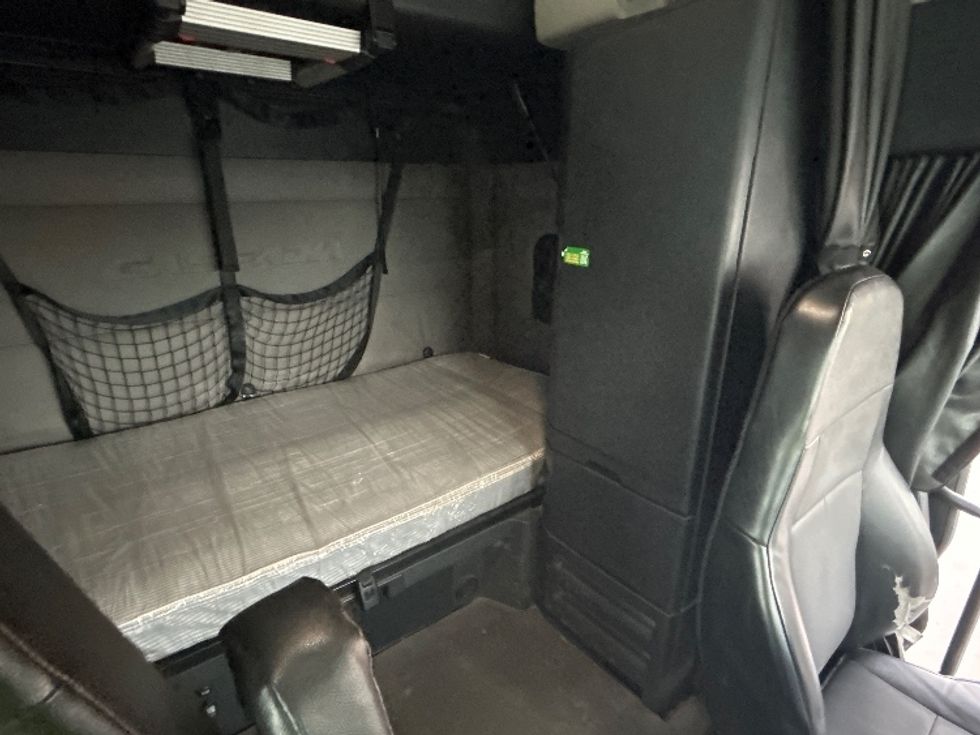 Sleeper Tractor-Heavy Duty Tractors-Freightliner-2019-T12664ST-Fontana-CA-540,465\n\t\tmiles-$ 57,250 - Image 15