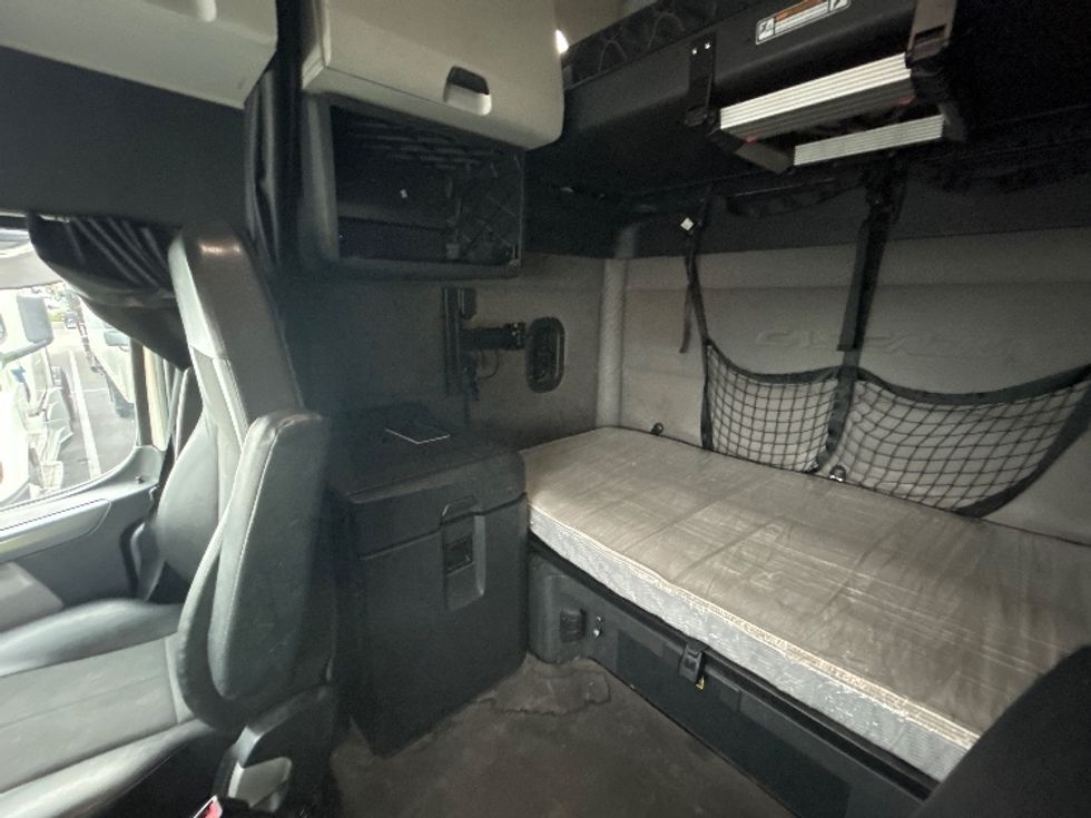 Sleeper Tractor-Heavy Duty Tractors-Freightliner-2019-T12664ST-Fontana-CA-540,465\n\t\tmiles-$ 57,250 - Image 17