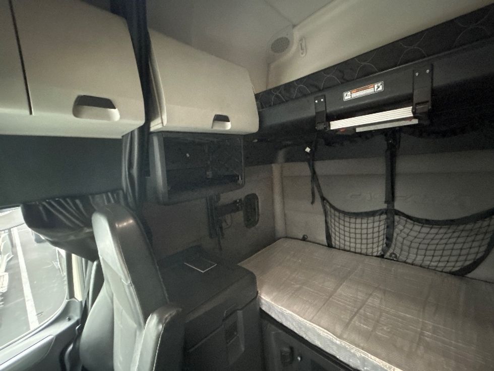 Sleeper Tractor-Heavy Duty Tractors-Freightliner-2019-T12664ST-Fontana-CA-540,465\n\t\tmiles-$ 57,250 - Image 18