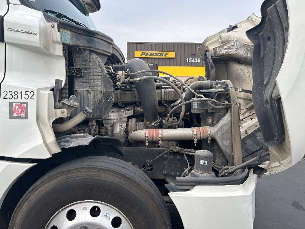 Sleeper Tractor-Heavy Duty Tractors-Freightliner-2019-T12664ST-Fontana-CA-540,465\n\t\tmiles-$ 57,250 - Image 19