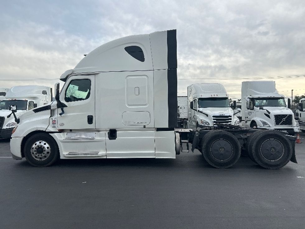 Sleeper Tractor-Heavy Duty Tractors-Freightliner-2019-T12664ST-Fontana-CA-540,465\n\t\tmiles-$ 57,250 - Image 4
