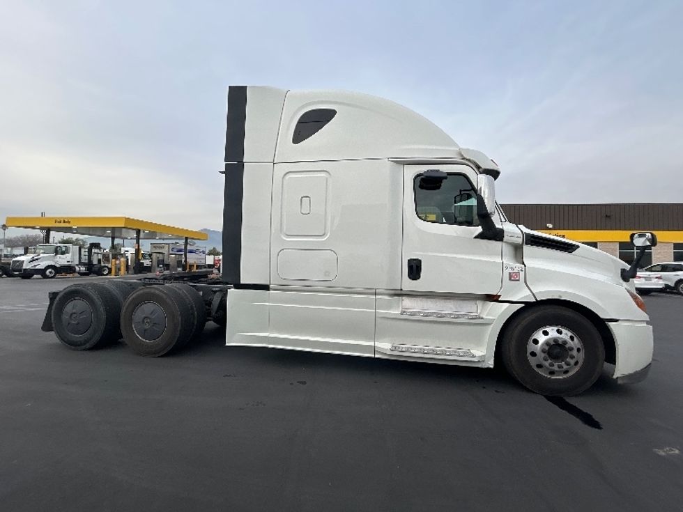 Sleeper Tractor-Heavy Duty Tractors-Freightliner-2019-T12664ST-Fontana-CA-540,465\n\t\tmiles-$ 57,250 - Image 8