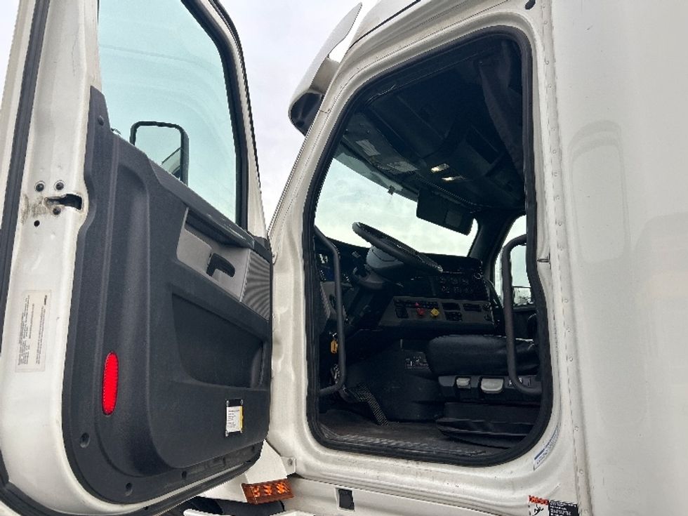 Sleeper Tractor-Heavy Duty Tractors-Freightliner-2019-T12664ST-Fontana-CA-540,465\n\t\tmiles-$ 57,250 - Image 9