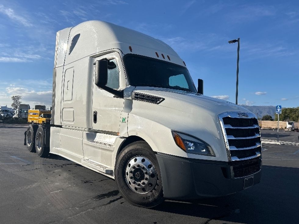 Sleeper Tractor-Heavy Duty Tractors-Freightliner-2019-T12664ST-Fontana-CA-546,973\n\t\tmiles-$ 54,250 - Image 1