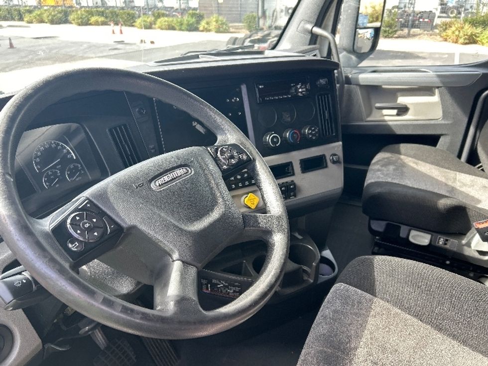 Sleeper Tractor-Heavy Duty Tractors-Freightliner-2019-T12664ST-Fontana-CA-546,973\n\t\tmiles-$ 54,250 - Image 10