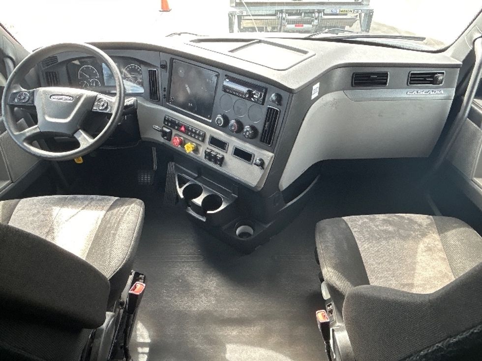 Sleeper Tractor-Heavy Duty Tractors-Freightliner-2019-T12664ST-Fontana-CA-546,973\n\t\tmiles-$ 54,250 - Image 12