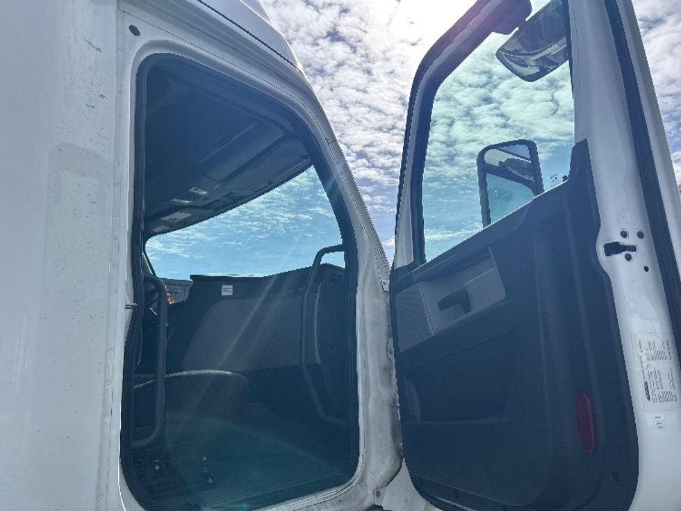 Sleeper Tractor-Heavy Duty Tractors-Freightliner-2019-T12664ST-Fontana-CA-546,973\n\t\tmiles-$ 54,250 - Image 13