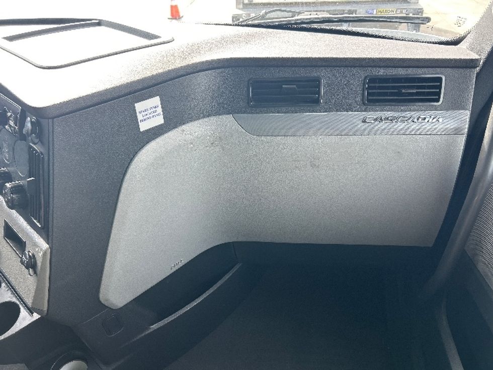 Sleeper Tractor-Heavy Duty Tractors-Freightliner-2019-T12664ST-Fontana-CA-546,973\n\t\tmiles-$ 54,250 - Image 14