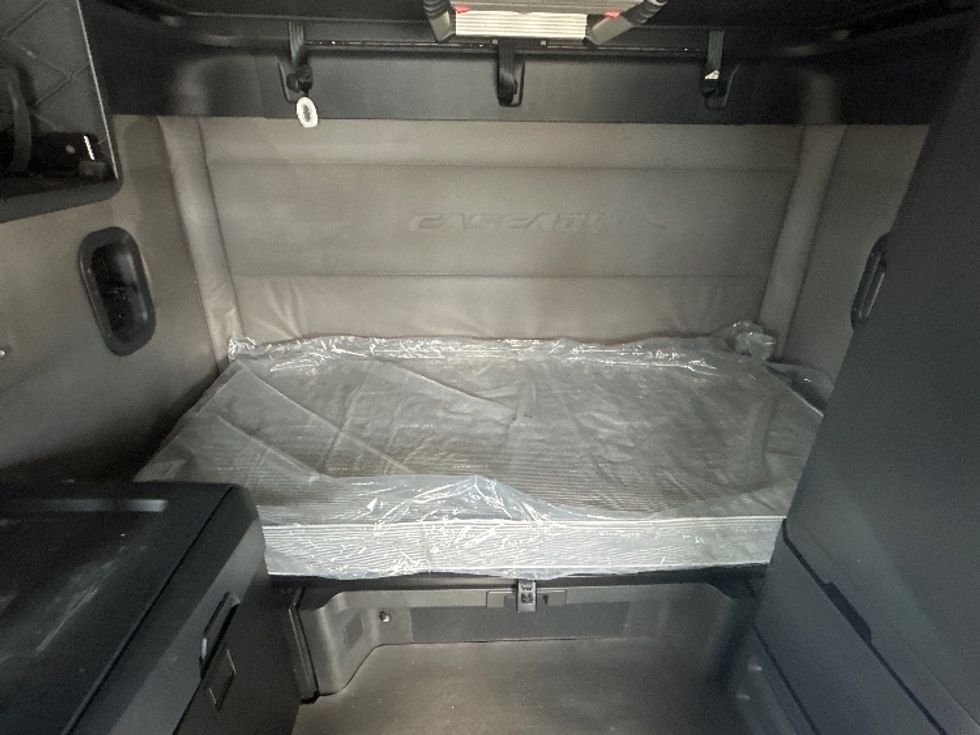 Sleeper Tractor-Heavy Duty Tractors-Freightliner-2019-T12664ST-Fontana-CA-546,973\n\t\tmiles-$ 54,250 - Image 17