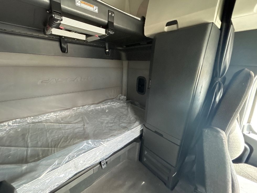 Sleeper Tractor-Heavy Duty Tractors-Freightliner-2019-T12664ST-Fontana-CA-546,973\n\t\tmiles-$ 54,250 - Image 18