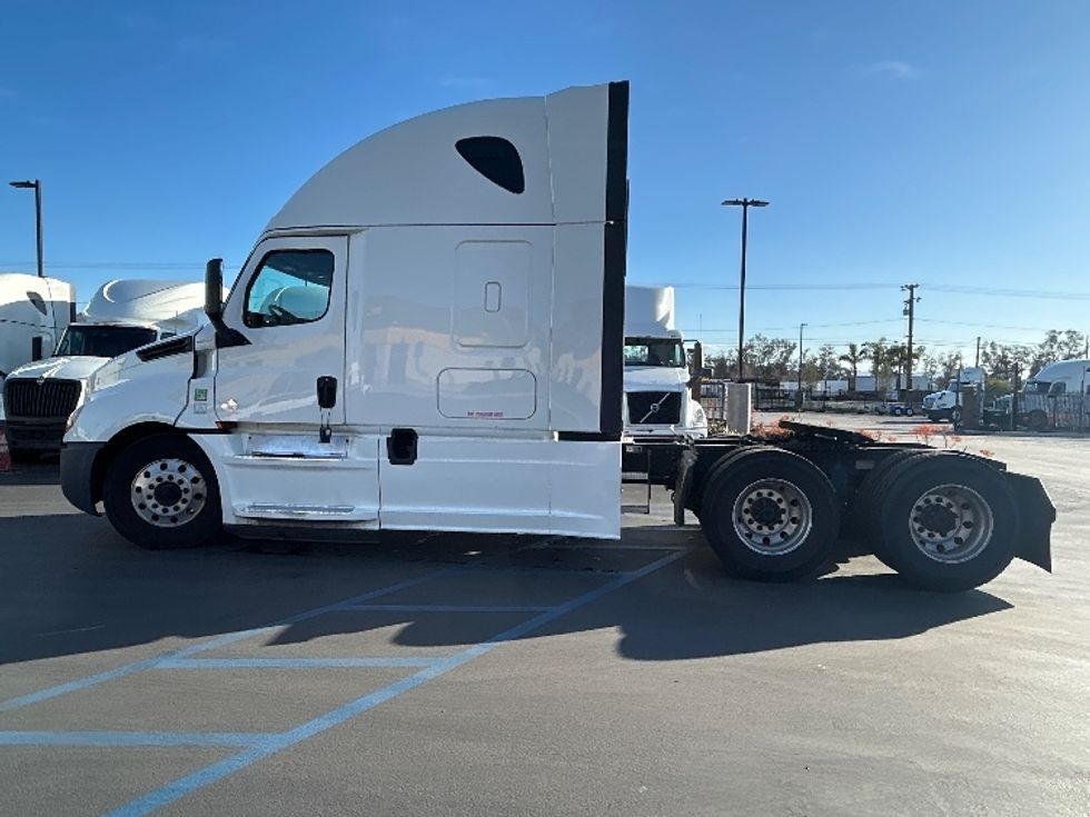 Sleeper Tractor-Heavy Duty Tractors-Freightliner-2019-T12664ST-Fontana-CA-546,973\n\t\tmiles-$ 54,250 - Image 4
