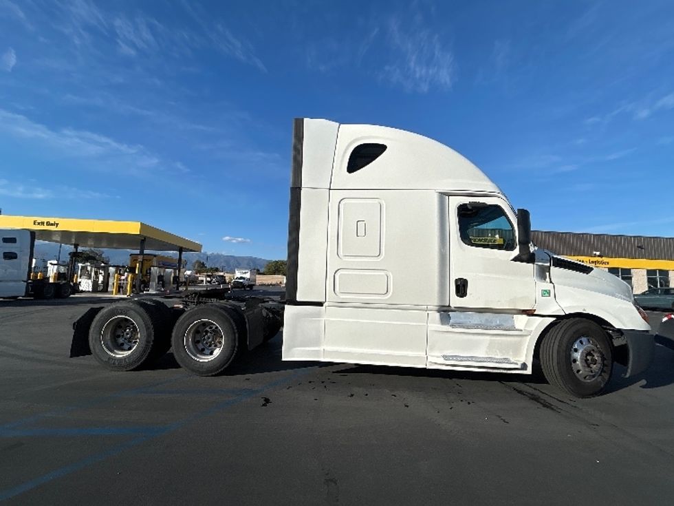 Sleeper Tractor-Heavy Duty Tractors-Freightliner-2019-T12664ST-Fontana-CA-546,973\n\t\tmiles-$ 54,250 - Image 8