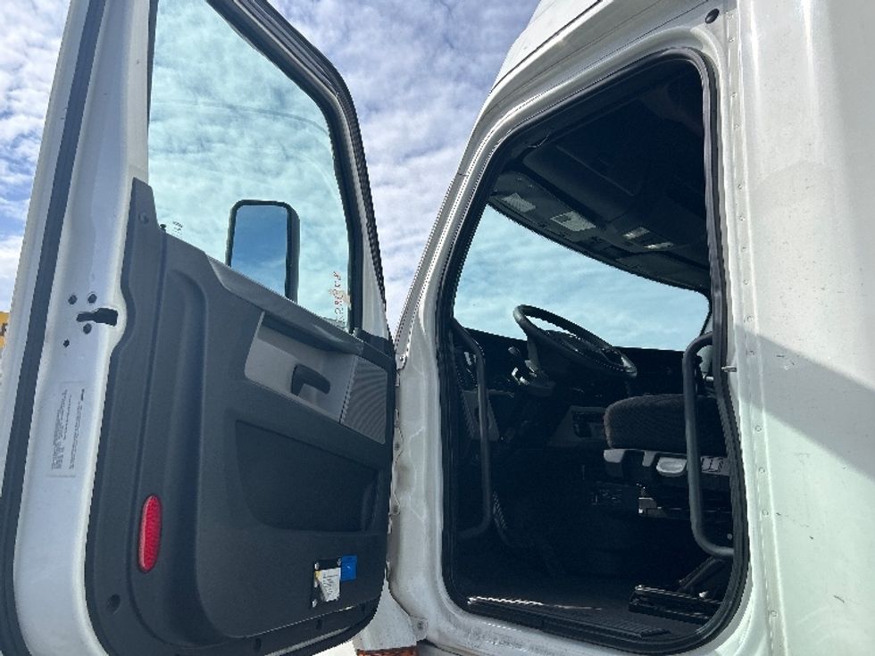 Sleeper Tractor-Heavy Duty Tractors-Freightliner-2019-T12664ST-Fontana-CA-546,973\n\t\tmiles-$ 54,250 - Image 9