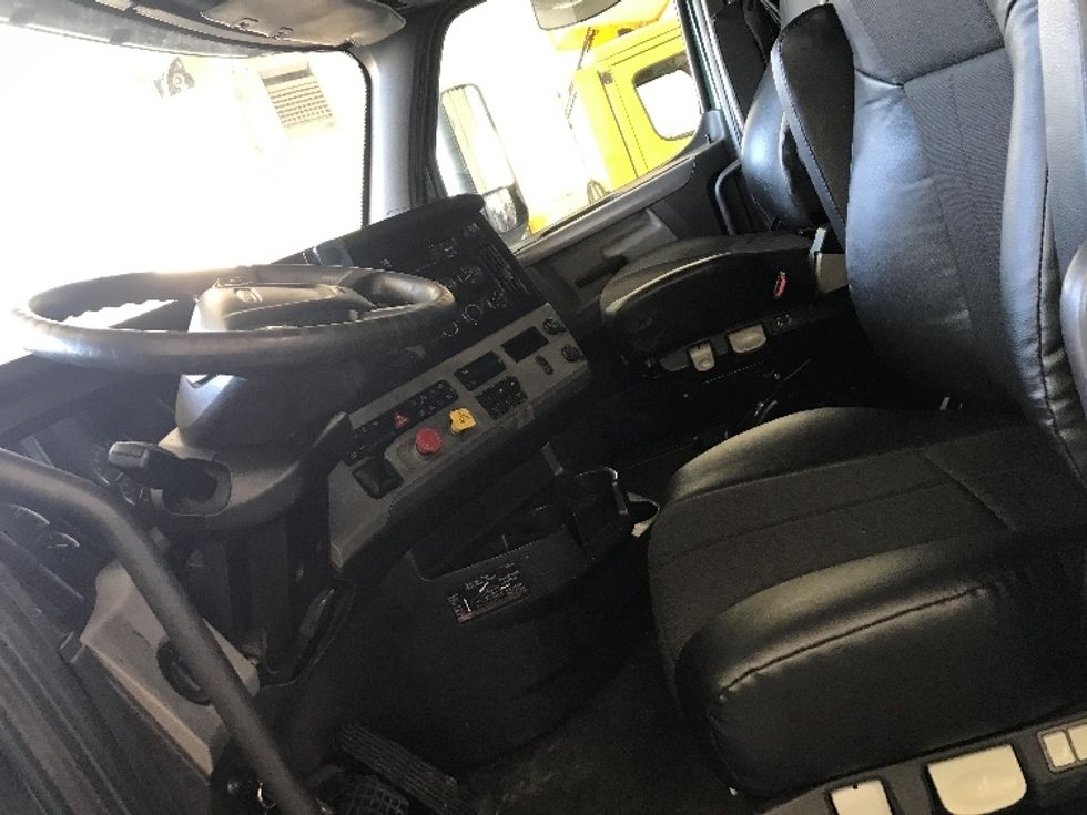 Sleeper Tractor-Heavy Duty Tractors-Freightliner-2019-T12664ST-Fontana-CA-683,050\n\t\tmiles-$ 44,250 - Image 10