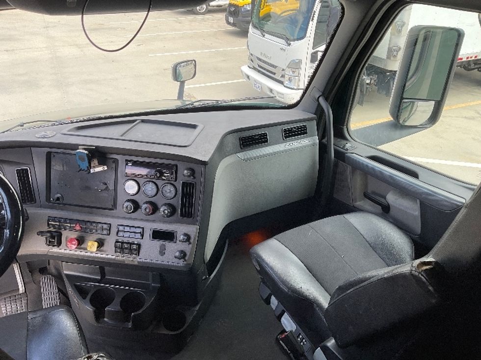 Sleeper Tractor-Heavy Duty Tractors-Freightliner-2019-T12664ST-Fontana-CA-683,050\n\t\tmiles-$ 44,250 - Image 12