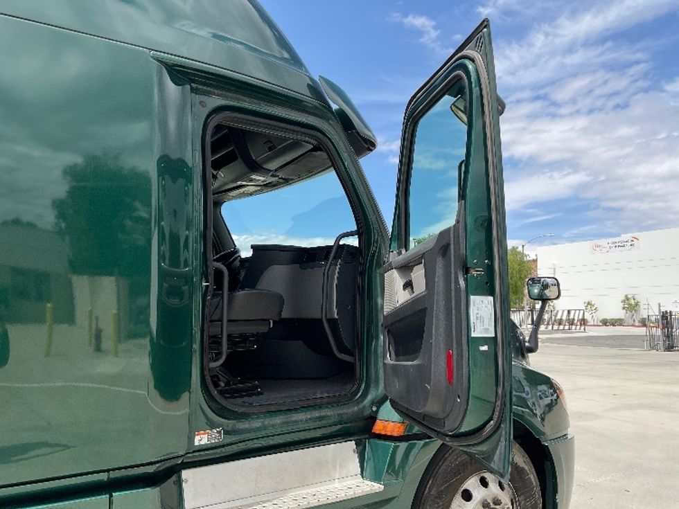 Sleeper Tractor-Heavy Duty Tractors-Freightliner-2019-T12664ST-Fontana-CA-683,050\n\t\tmiles-$ 44,250 - Image 13