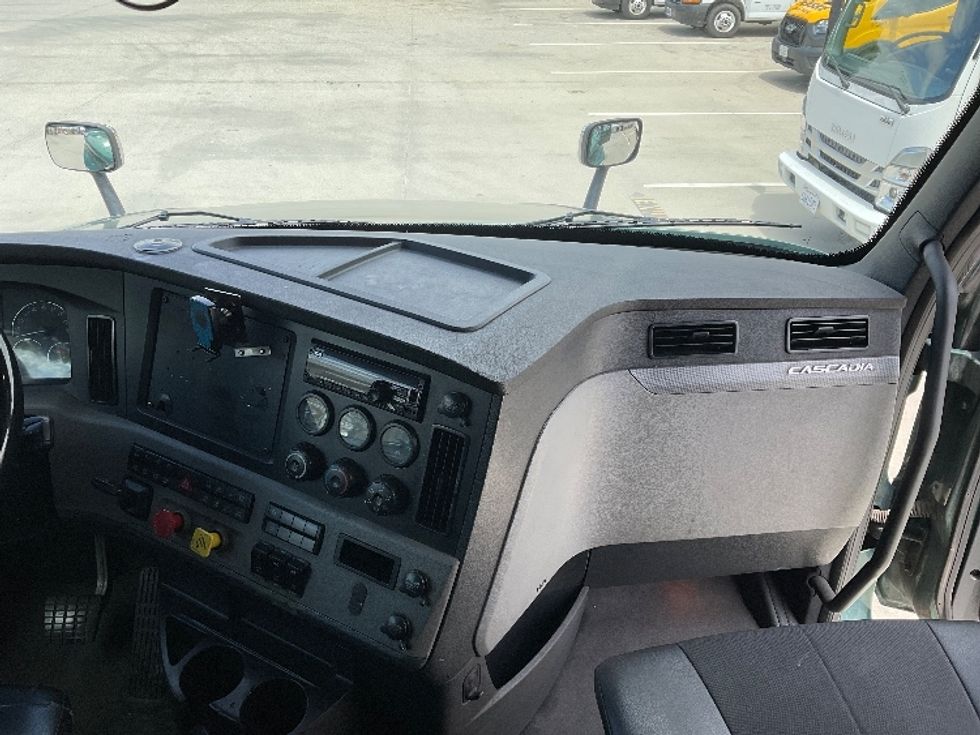 Sleeper Tractor-Heavy Duty Tractors-Freightliner-2019-T12664ST-Fontana-CA-683,050\n\t\tmiles-$ 44,250 - Image 14